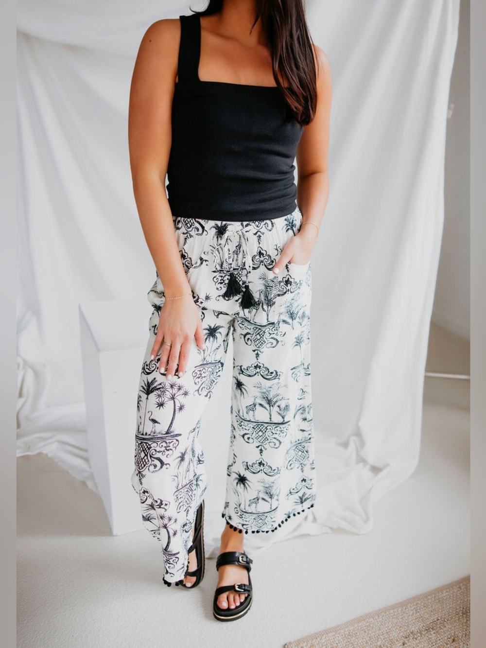 GiGio Women's Black & White Printed Wide-Leg Pants - Picture 4 of 13